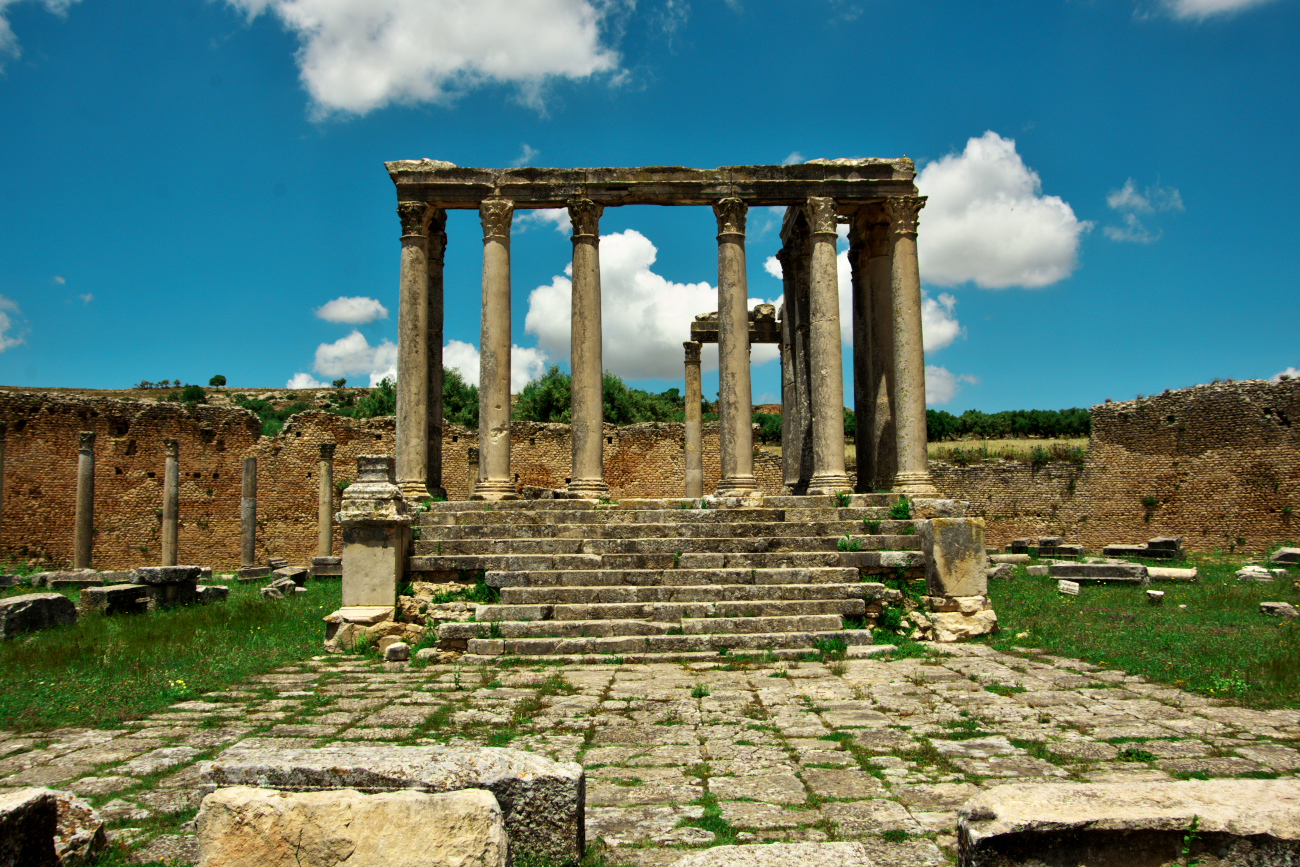 世界遺産ドゥッガ遺跡＆ブラ・レジア遺跡 日帰りツアー ローマの軌跡を辿る ＜貸切 昼食付き
