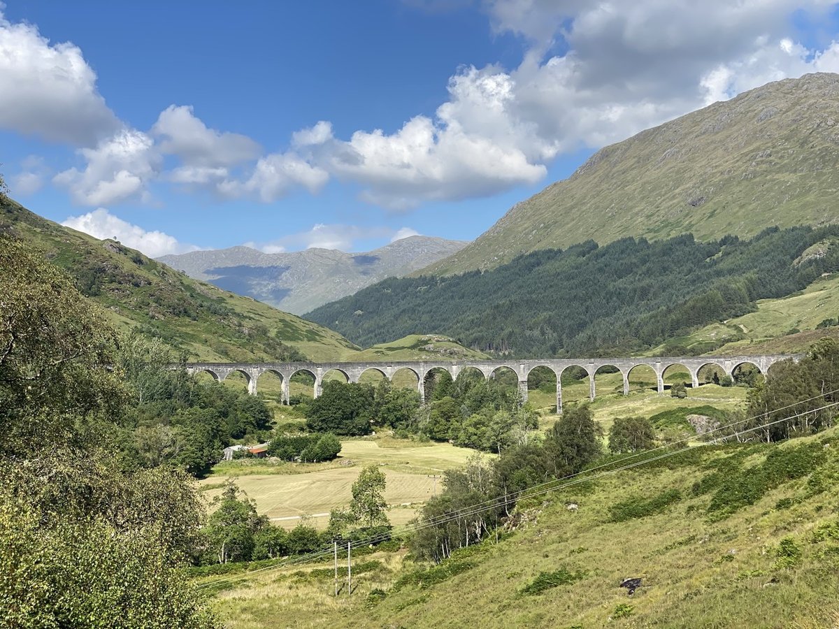スコットランドの地元の人々と行くグレンコーとグレンフィナンのプライベート 1 日ツア