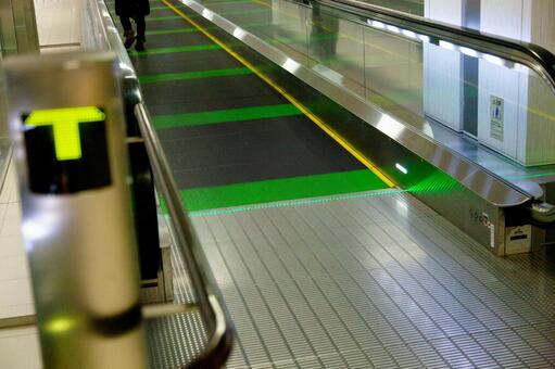 JR大宮駅、エスカレーターで歩く人を「声」で注意する実験 - Impress Watch