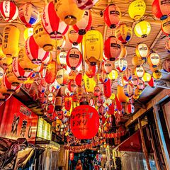 天満市場「裏天満ちょうちん通り」の無数の提灯の下でディープな大阪の夜をGENIC編集部GENICジェニック