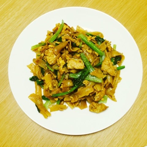 なんだか暑季のバンコクのような暑さだなぁ、なんて思っていたらタイ料理が食べたくなってきた。単純である。というわけで近所の店でパッシーユ 。現地で食べたことないけど旨いパッシーユ。河内集平 Jam=Salami