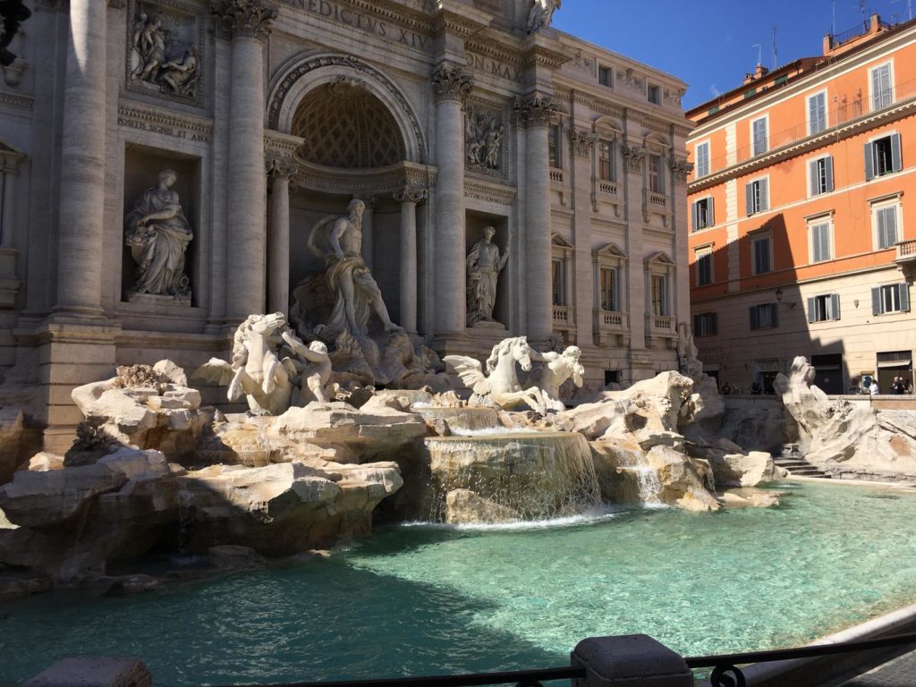 赤に染まったトレビの泉；“血のような赤”の真相とは？YOSO-Walk