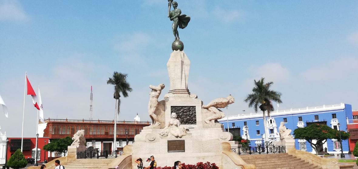 トルヒーヨの歴史的中心部：永遠の歴史と芸術