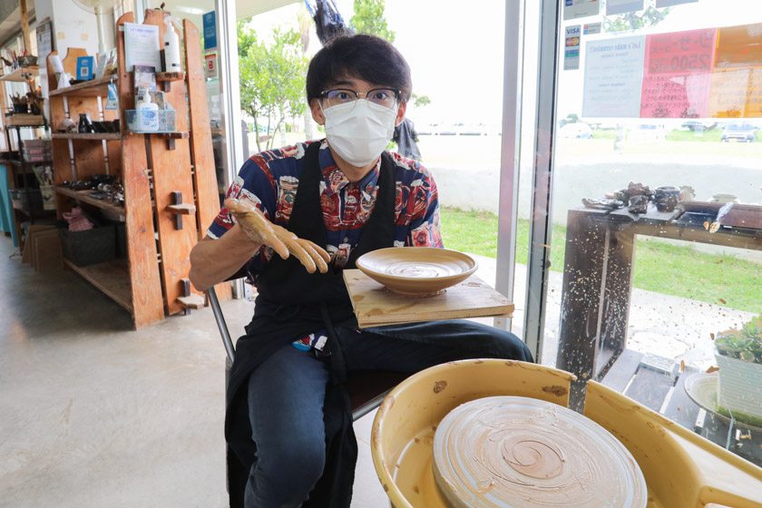 沖縄読谷、素朴な伝統工芸「やちむん」工房が集まる焼物の里 - Japan Travel