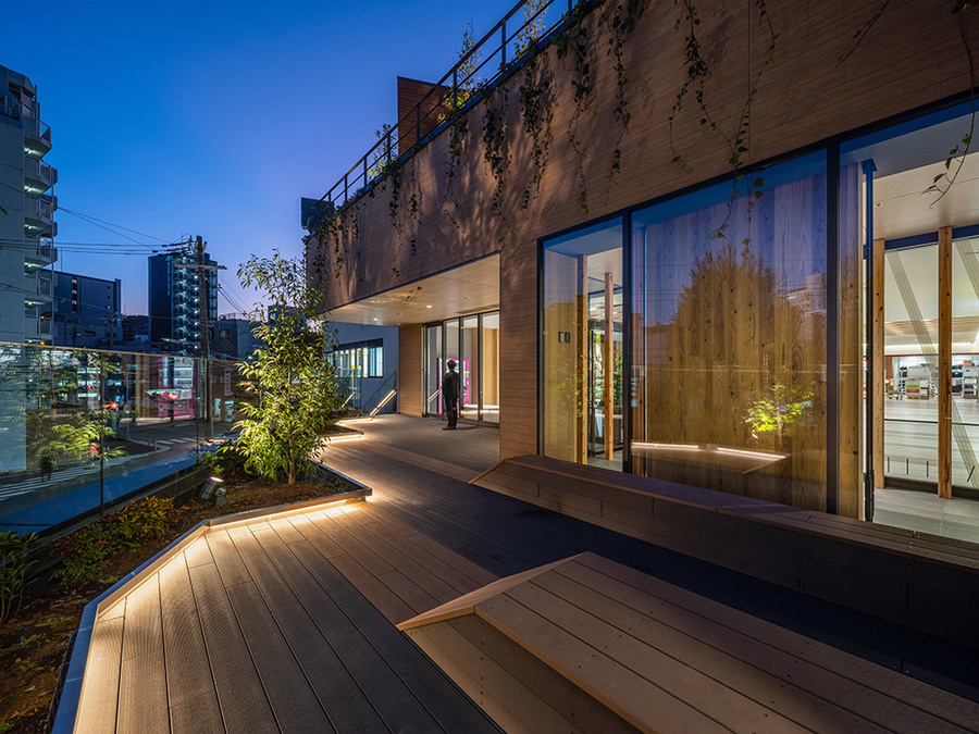 フレスポ阿波座大阪メトロ「阿波座駅」徒歩3分。スーパーやドラッグストアなど、暮らしに便利なショッピングモール