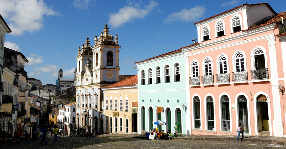 ブラジルのサンパウロの夜の繁華街。目印となる通りと都市の建物の空中景観
