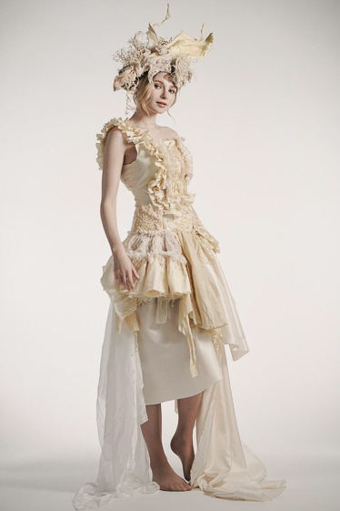 複数の報道によると、ダワンの隣に座っていた謎の少女は、アイルランド出身のソフィー・シャインだった。興味深いことに、DhawanもInstagramでShineをフォローしていますが、二人が共有する関係については公式なものは何もありません。 shikhardhawanfilmygalaxy