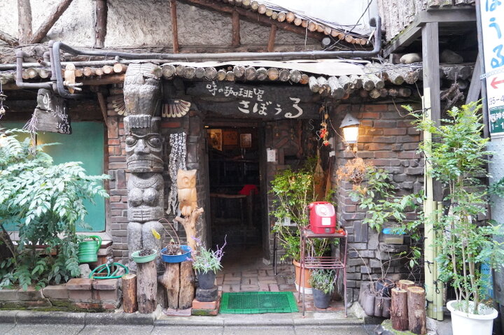 神保町で人気のレトロでユニークな喫茶店！銀食器で提供される看板パスタ＆大容量のクリームソーダに感激 はらぺこえりむし- エキスパート -Yahoo!ニュース