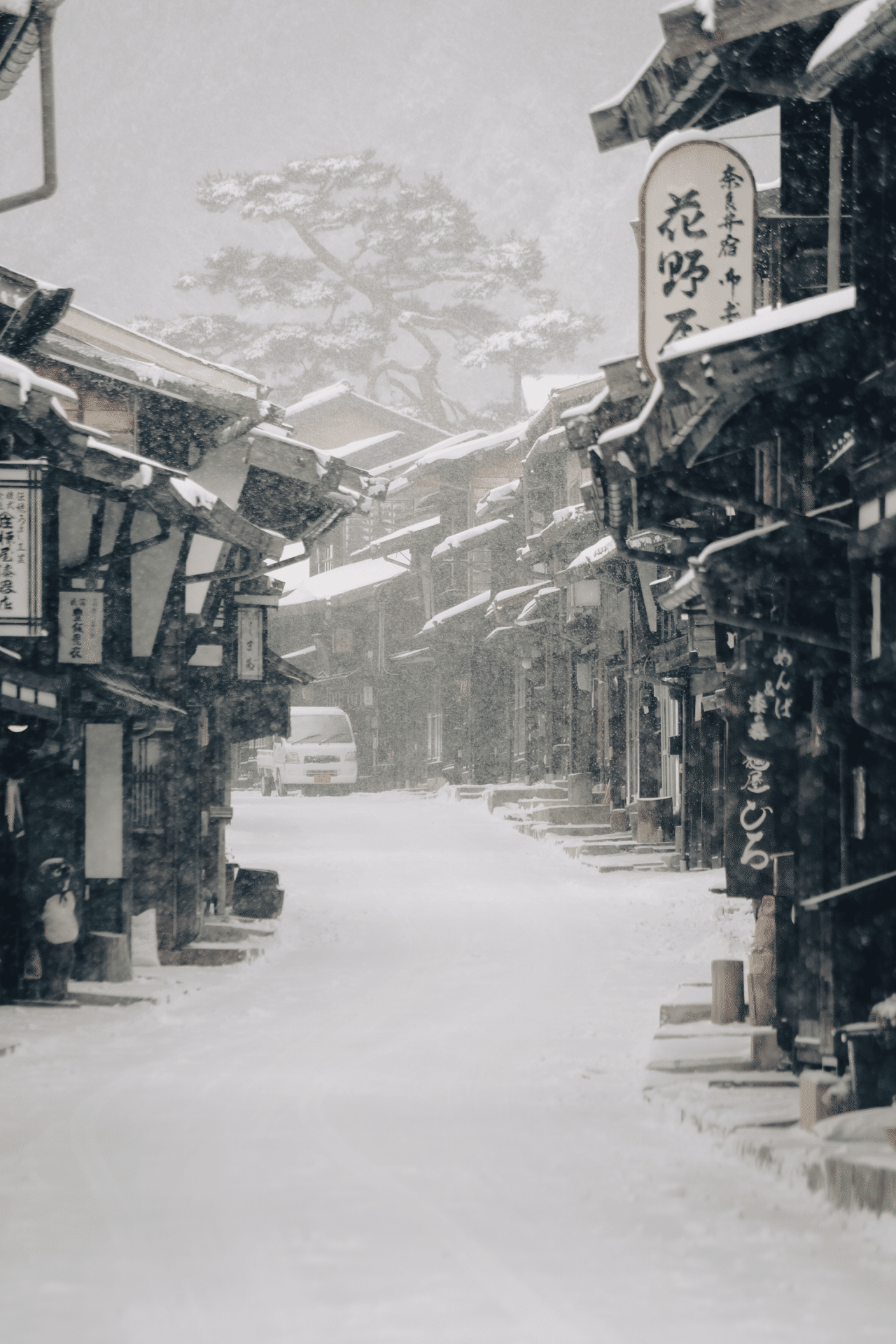 冬の夜景奈良井宿 10222012020 の写真・イラスト素材アマナイメージズ