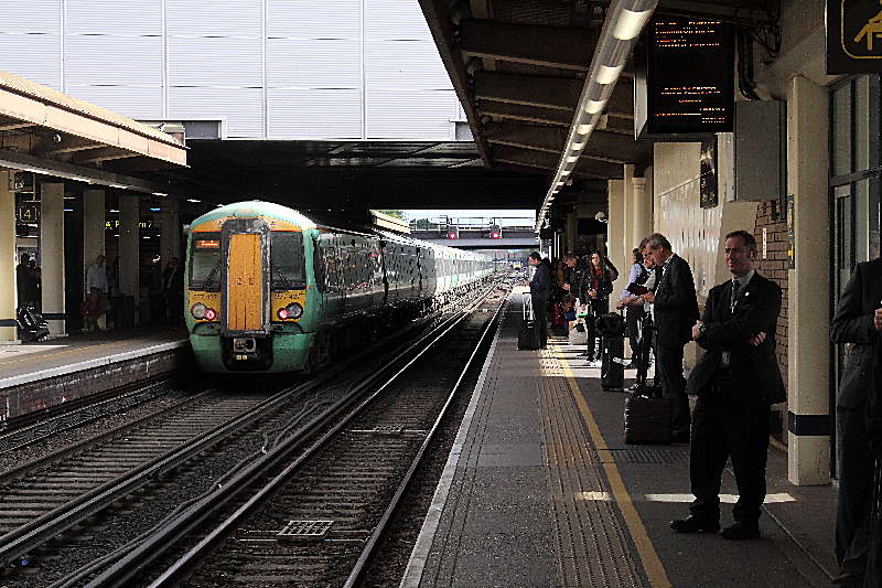 ロンドン ガトウィック空港からヒースロー空港へのプライベート送迎GetYourGuide