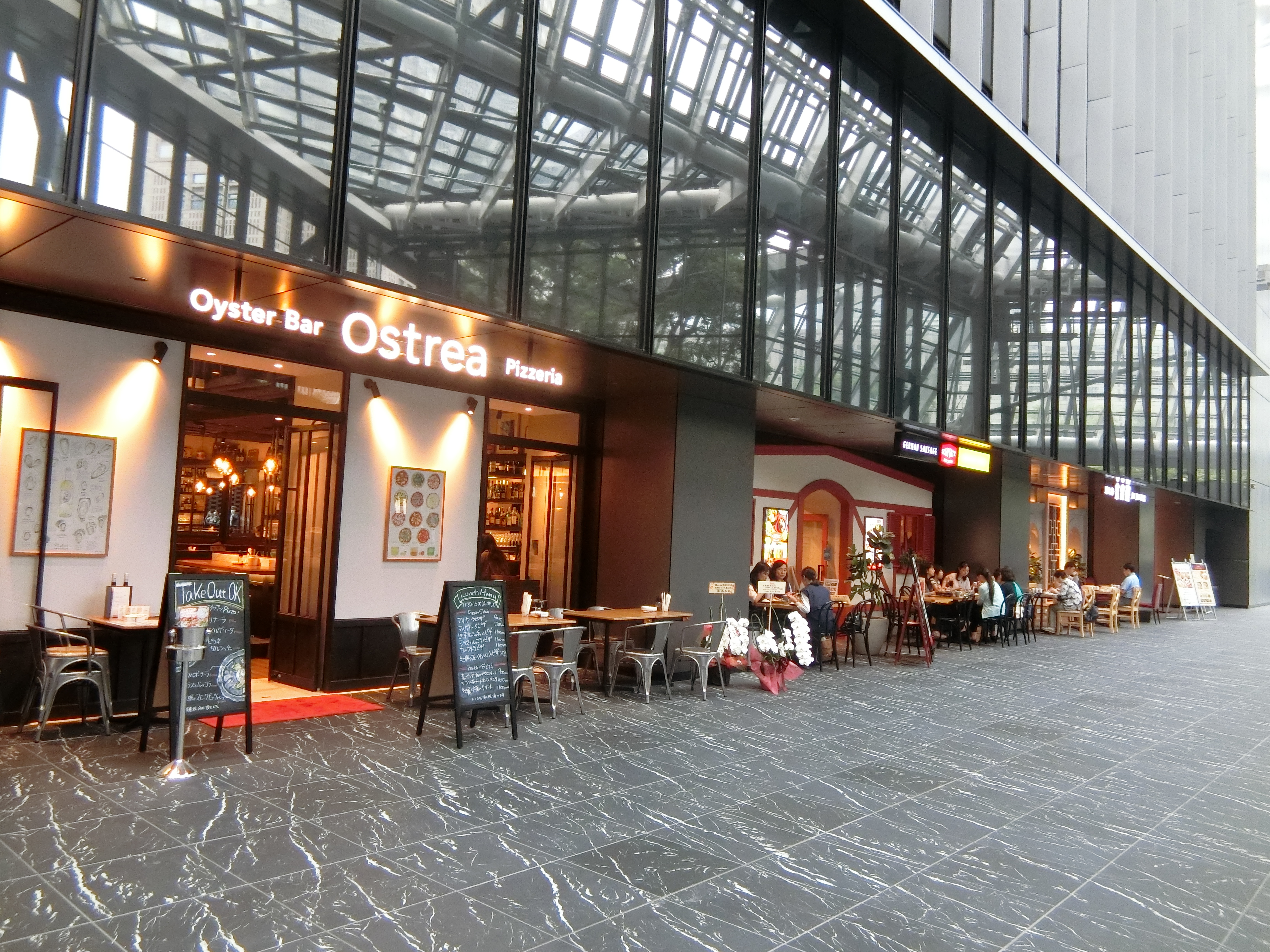 チャレンジシリーズ No.56「新宿住友ビル」 レンガ積みの内装壁で落ち着きのある巨大パブリックエリアに日本陶業