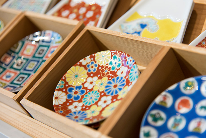 今注目の金沢ひがし茶屋街みやげ！老舗和菓子店の挑戦「おぼろ月」と「くるわ餅」 - ippin イッピン