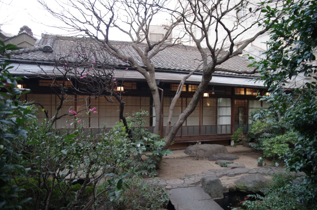 旧水月ホテル鷗外荘にあった森鷗外旧居の移築工事を行い、解体から竣工まで約2年9ヶ月を経て、本日竣工祭を執り行いました。計3回のクラウドファンディングやご奉賛、大変多くの皆様からご協力ご支援を賜り、無事完成となりましたことを心より感謝申し上げます。 この