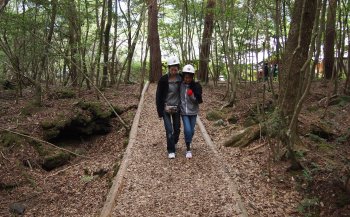 ヘルメットをかぶってコウモリの住む洞窟へ「西湖蝙蝠穴」 山梨日本珍スポット100景