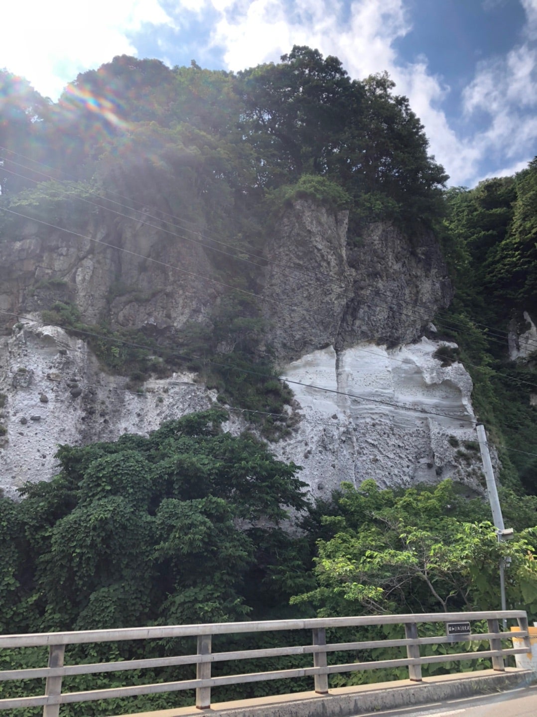 📍えびす岩・大黒岩北海道 余市町⠀ ⠀ 岸から数10mほどの浅瀬にそびえ立つ2つの奇岩です。根元が細い左側の岩を「えびす岩
