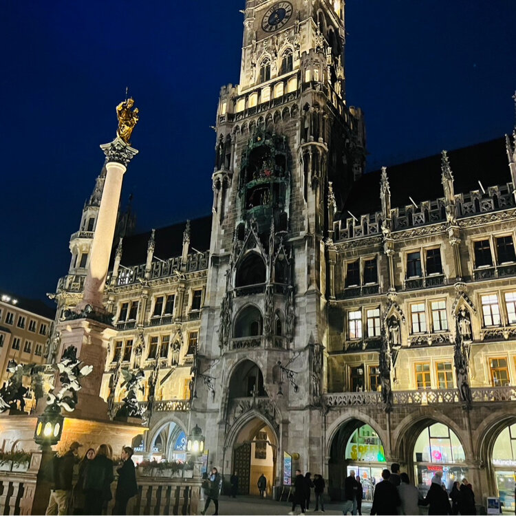 ドイツ、ミュンヘンのマリエン広場で市庁舎の時計の写真素材・画像素材 Image 50774357