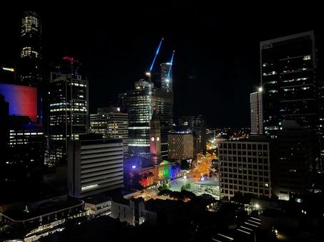 シンガポール中心部の高層ビル群の夜景 – 無料写真素材