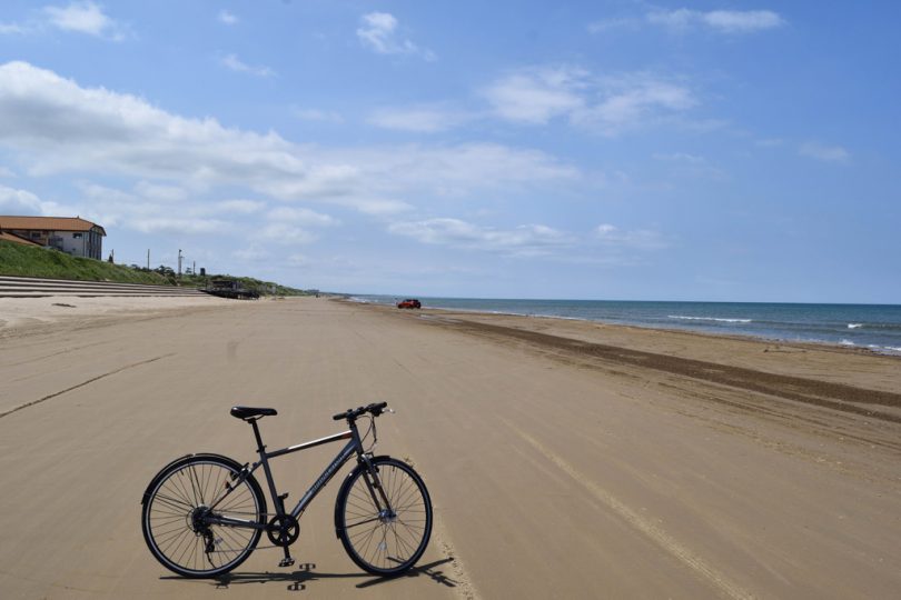 千里浜は“走れる砂浜”だけど朝から車が海に水没してました運転手さんは無事海岸ドライブ、 楽しいけど油断禁物です🥺 ⁡