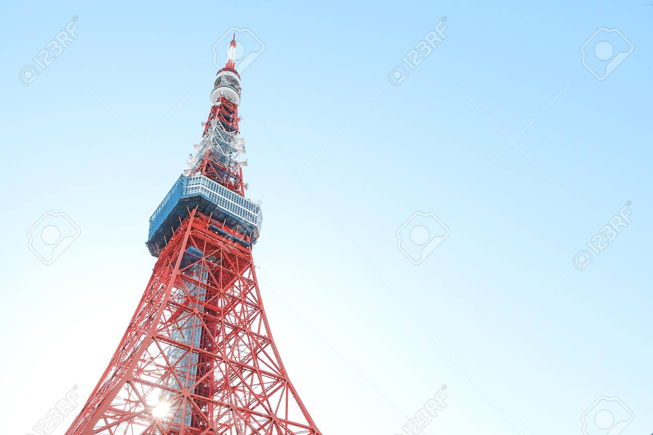 下から東京タワー。株式会社ビジネスのかんさつ