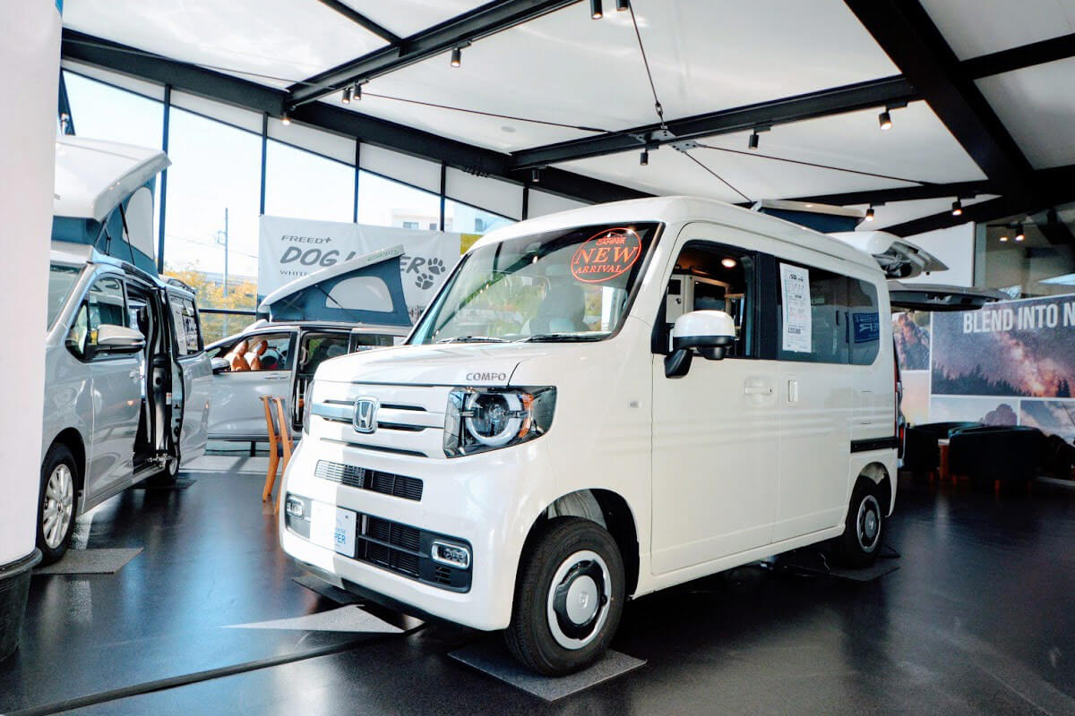 ホンダNSXがキャンピングカーに？これは世界でもっとも珍妙なキャンピングカーだ！ - AUTO