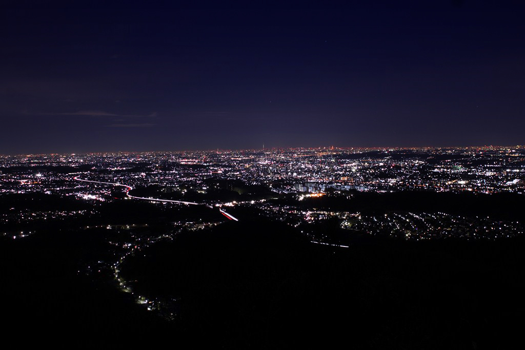 とちぎスポット🌕行ってみたいと思ったら、コメントしてみてね！夏は、暑い昼間とは違って、夕方から夜にかけて気持ちよく過ごせるのが心地良い季節ですよね！ 栃木県には、夜も楽しめるさまざまなスポットがあります✨ ナイトサファリでは、滅多に見ることができない