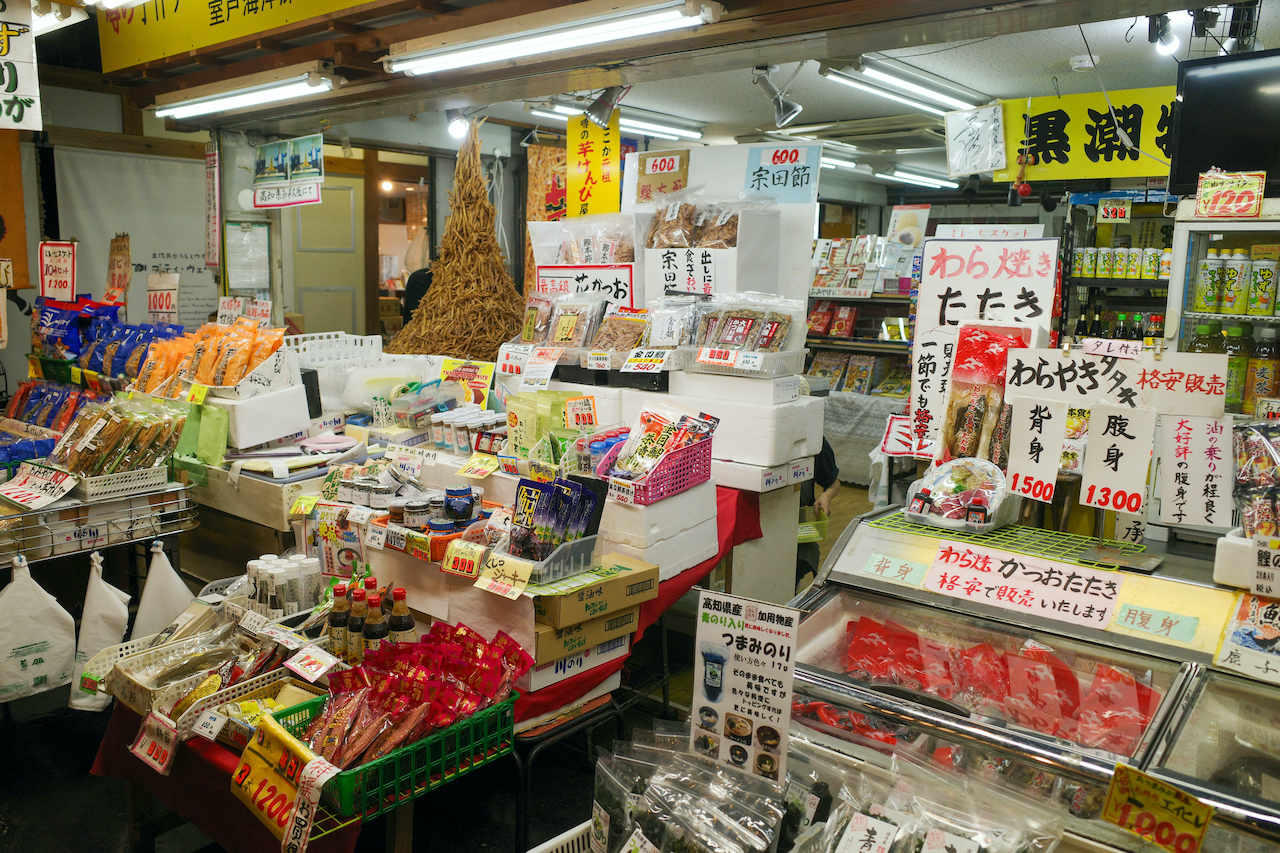 JR高知駅：高知のお土産がいっぱい！「とさ屋」