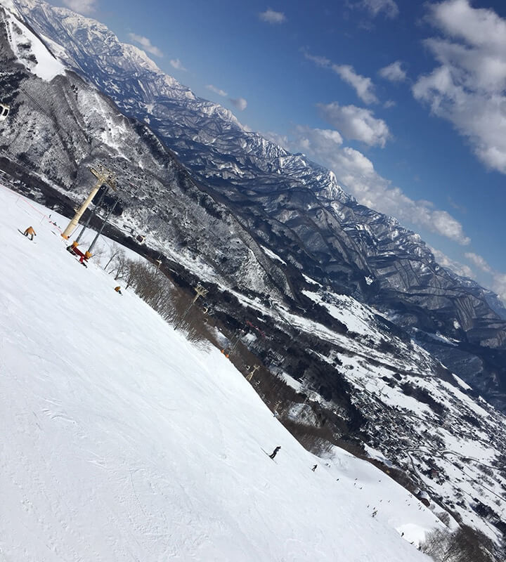 第60回全日本スキー技術選手権大会が白馬八方尾根スキー場にて開催されています！ 全国各地からトップスキーヤーが集結！今日は天気も最高☀️ギャラリーも盛り上がっていましたね📣明日も兎平と黒菱ゲレンデにて予選が行われます⛷happohakubahappohakubahappoone