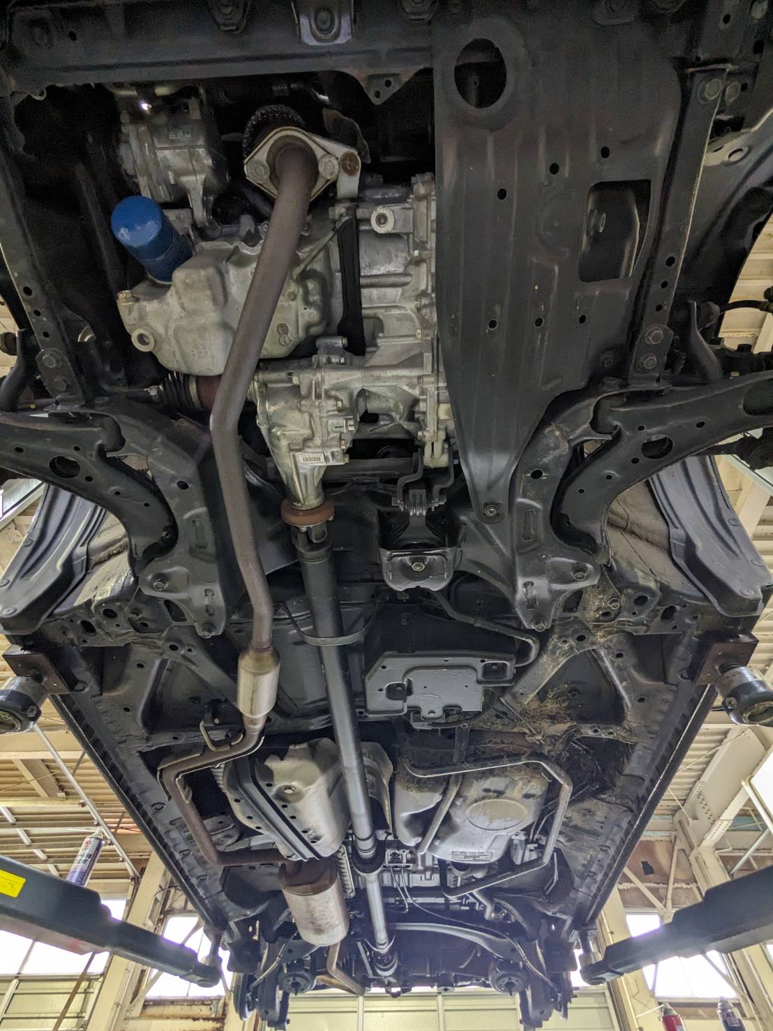 山道を走る車の中からの景色 02266015143 の写真・イラスト素材アマナイメージズ