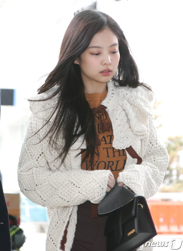 大人コーデ BLACKPINKジェニーの空港ファッションをヒントに！ リラクシー＆モードな秋の白シャツコーデ