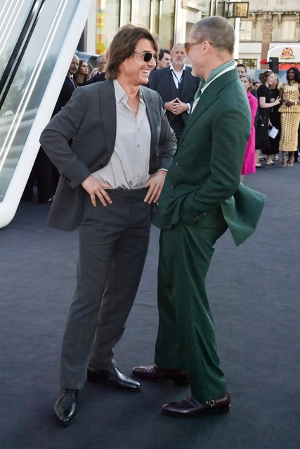 幸せな黒人カップルがスーツケースを持って医療マスク抱擁女性のcovidロックダウン黒人男性で旅行Premium写真