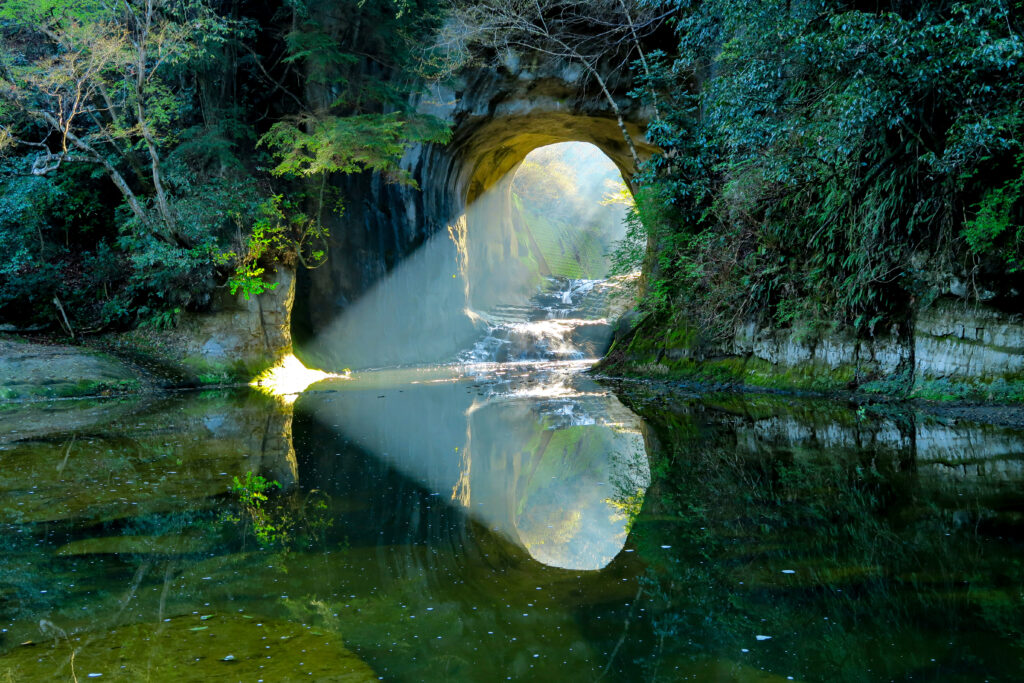 清水渓流広場・亀岩の洞窟 歩鉄の達人