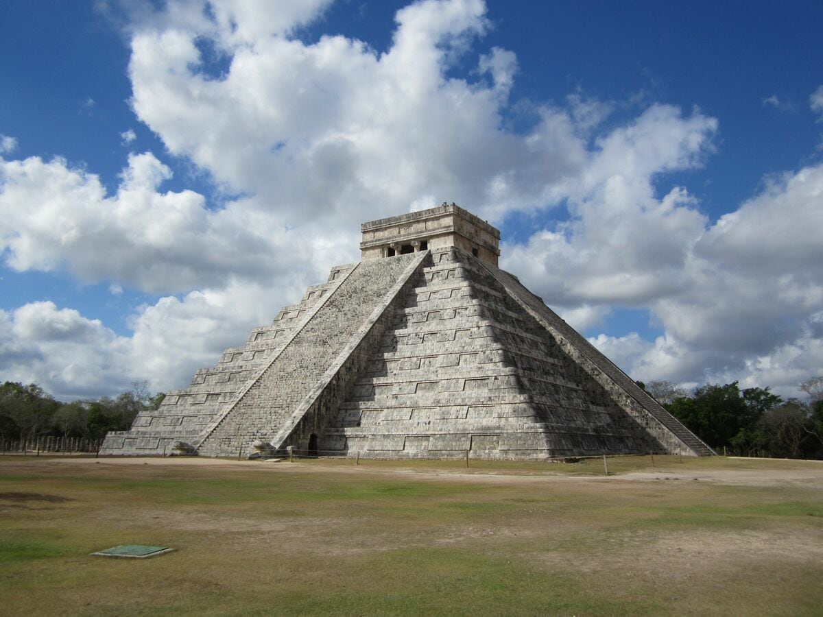 メキシコ 広大なジャングルの中にそびえ立つ「チチェン・イッツァ」