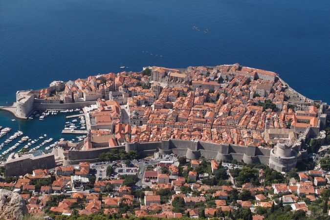 ルナー湖の絵のような夏の景色 スイスアルプスのカラフルな朝のシーン ルンゲンの村の場所 スイス
