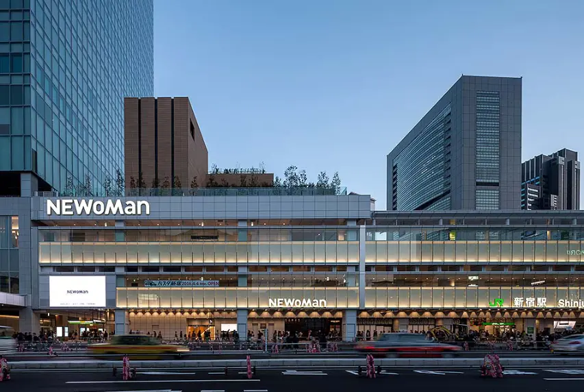 小新宿站东京编辑类照片. 图片包括有东京, 地铁, 线路,