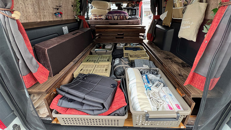 ハイエースで快適！効率的な収納術でスペースを最大活用 - 週末×ハイエース×車中泊＝楽しみ方♾️