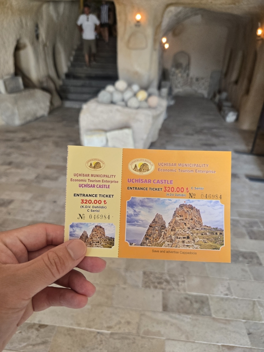 トルコ旅行記 バスで行くウチヒサール城巨大な岩の要塞を探検