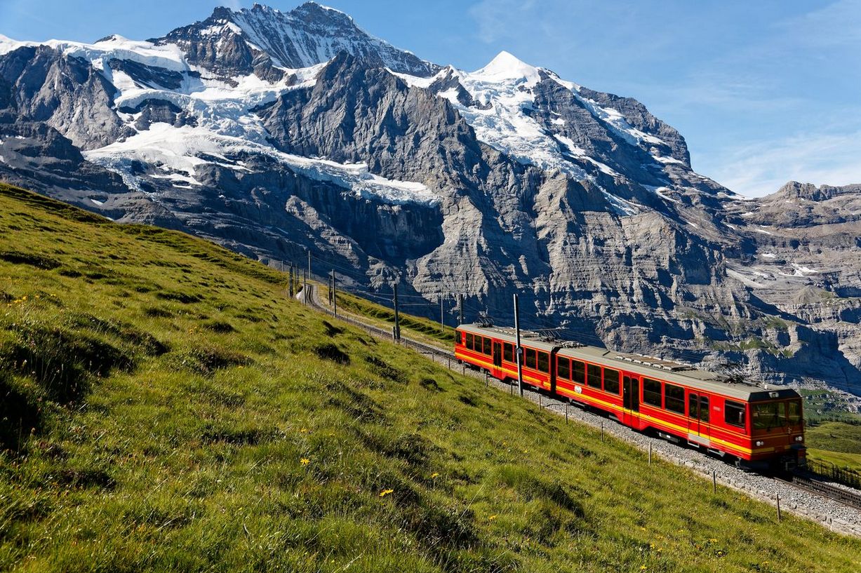 スイス登山鉄道の車窓風景 写真素材1632650- フォトライブラリ