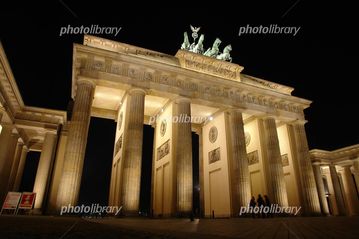 ベルリンのブランデンブルク門は高くそびえ立っています。の写真 – Unsplashのドイツの無料画像