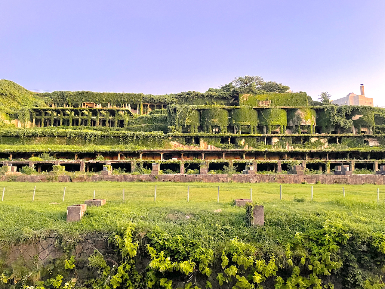 北沢浮遊選鉱場がラピュタすぎた ライトアップも神秘的な佐渡島おすすめ絶景観光スポットTABIZINE～人生に旅心を～