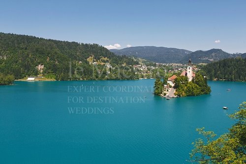 ブレッド城とブレッド湖の美しい冬の夜明けの景色 スロベニアの風景Beautiful Photo.net世界の絶景