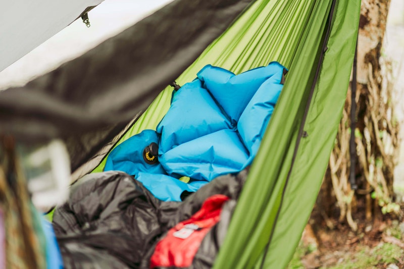 ハンモック泊って実際どう？その魅力やハンモックの張り方を解説 - Arizine