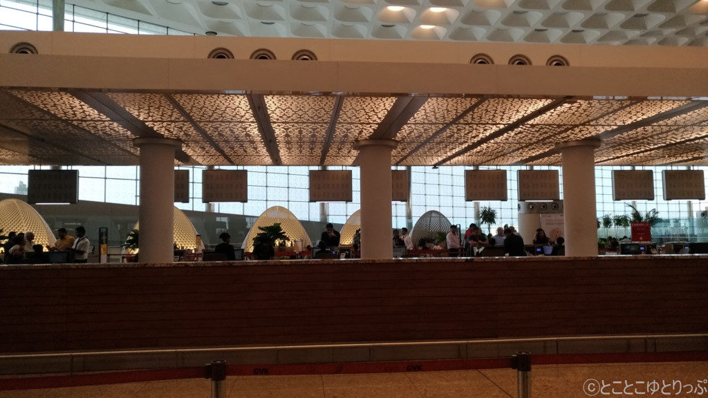 初めてのインド・ムンバイ 空港での両替、深夜の仮眠、プライオリティパス利用のラウンジ、電車の乗り方やフォート地区への移動方法など -コモ子のやまたび北海道