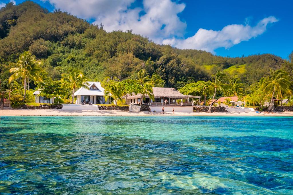 ゴーギャンが「古城のようだ」と 絶賛を捧げたタヒチのモーレア島古関千恵子の世界極楽ビーチ百景