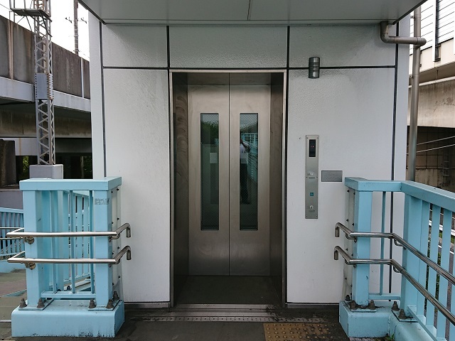 歩道橋にエスカレーターがある、それは都会派の特権 : みちくさ学会