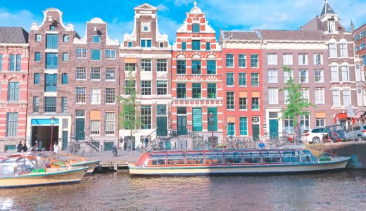 エルブルクの古いオランダの漁村の都市景観と街の門の中世の塔。写真素材2497092597Shutterstock