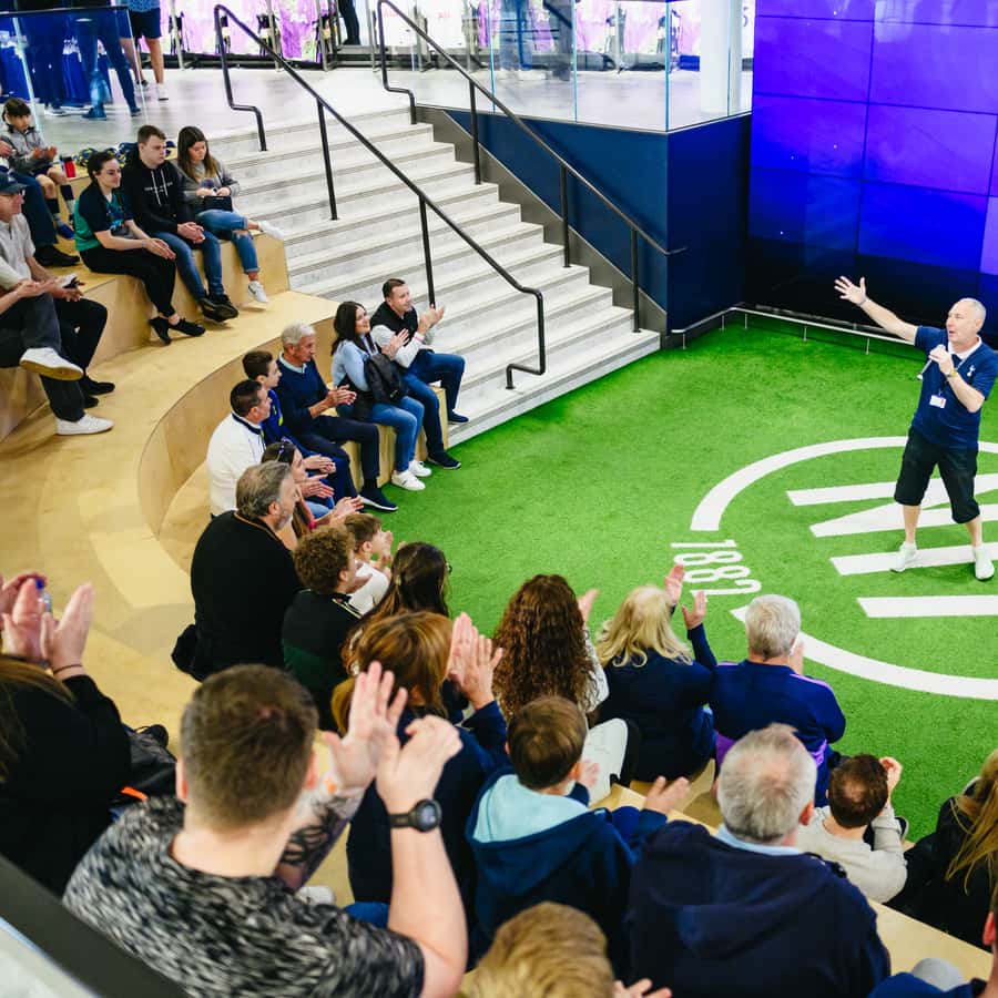 ロンドンのトッテナム フットボール スタジアムのツアー