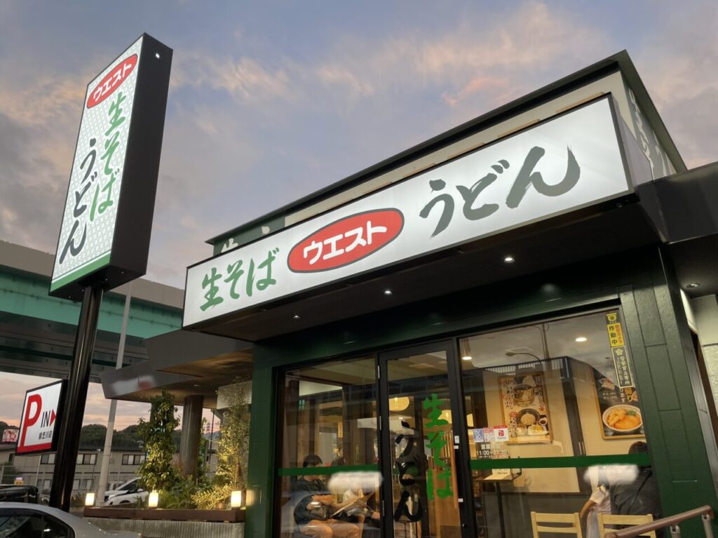 夏休みに開放された下大利小のプールで監視業務に当たる障害のある男性 右 ＝8月12日、福岡県大野城市