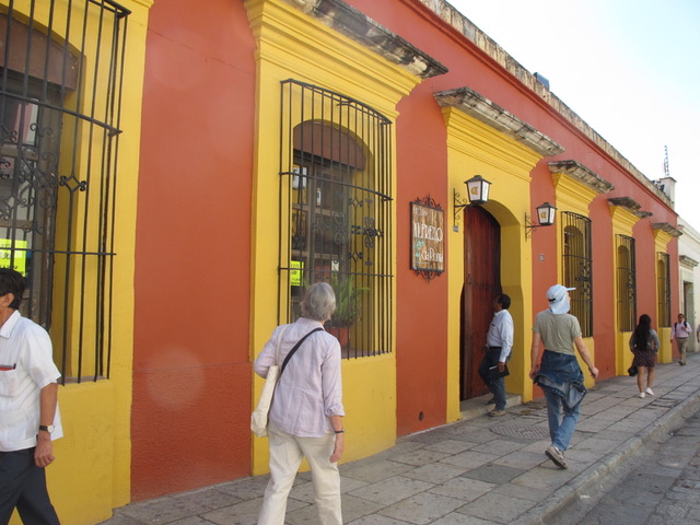 鮮やかな色彩と、自然光の反射が美しいメキシコを代表する建築家ルイス・バラガンの「バラガン邸と仕事場」 -casa