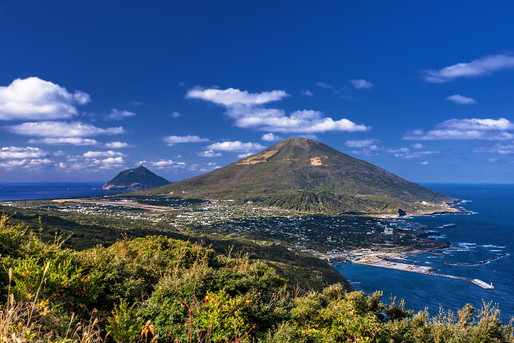 八丈島移住・定住ナビ - 「八丈島の暮らしを知りたい」「移住体験をしてみたい」「八丈島での子育てってどう？」「八丈島に仕事はあるの？」「島民と仲良くなれるか不安 」などなど。移住するための情報収集から、住み始めてからのお悩み解消まで、実際に生活する島民