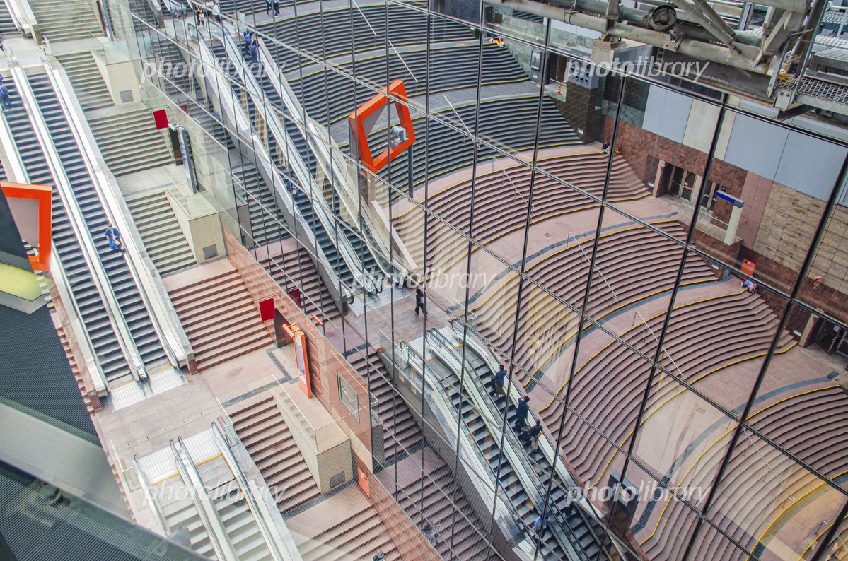 JR京都駅ビル 大階段 ４F室町小路広場NAKED ART